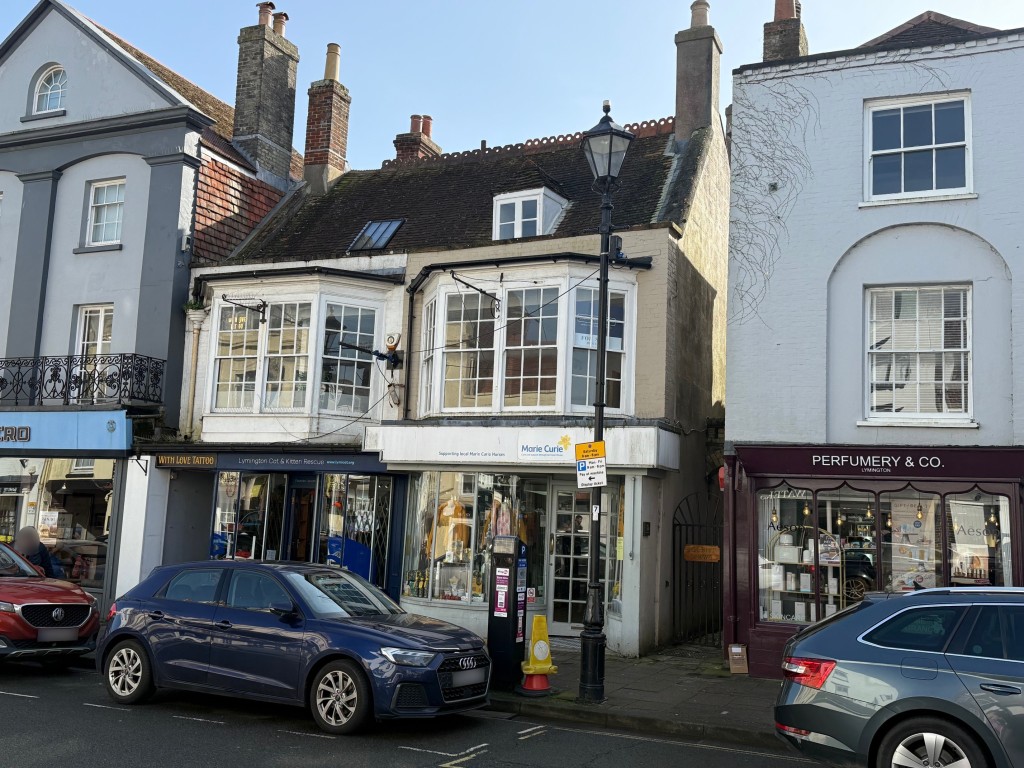 Lot: 81 - FREEHOLD INVESTMENT - Front of building from the High Street